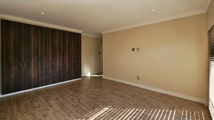 5 Bedroom Property for Sale in Kiepersol Free State